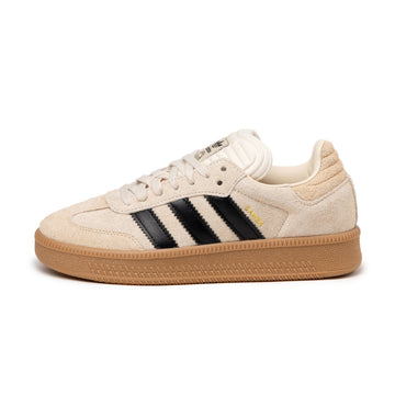 Wonder White / Core Black / Gum 4